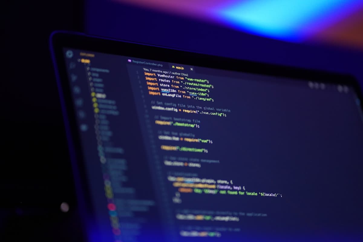 Tela de laptop exibindo código-fonte colorido, representando o aumento de código gerado por IA em squads de desenvolvimento enterprise