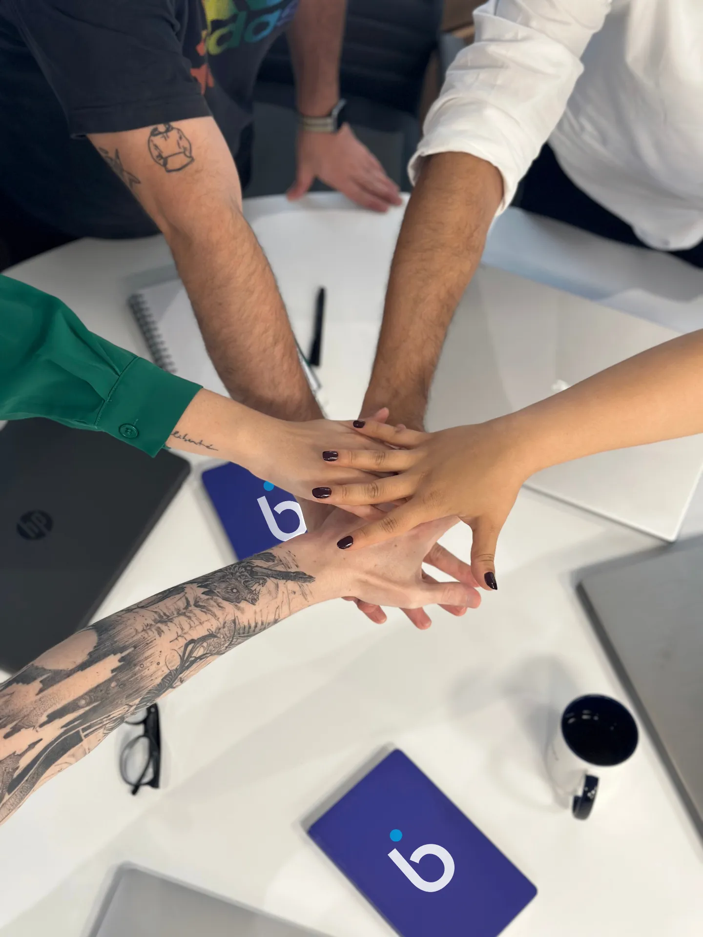 Mãos unidas do time Luby